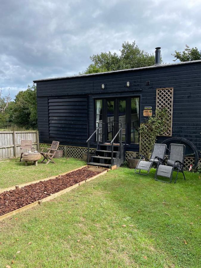 B&B Dartmouth - Oak Tree Lodge: Unique 2 level Shepherd's Hut: Dartmouth - Bed and Breakfast Dartmouth