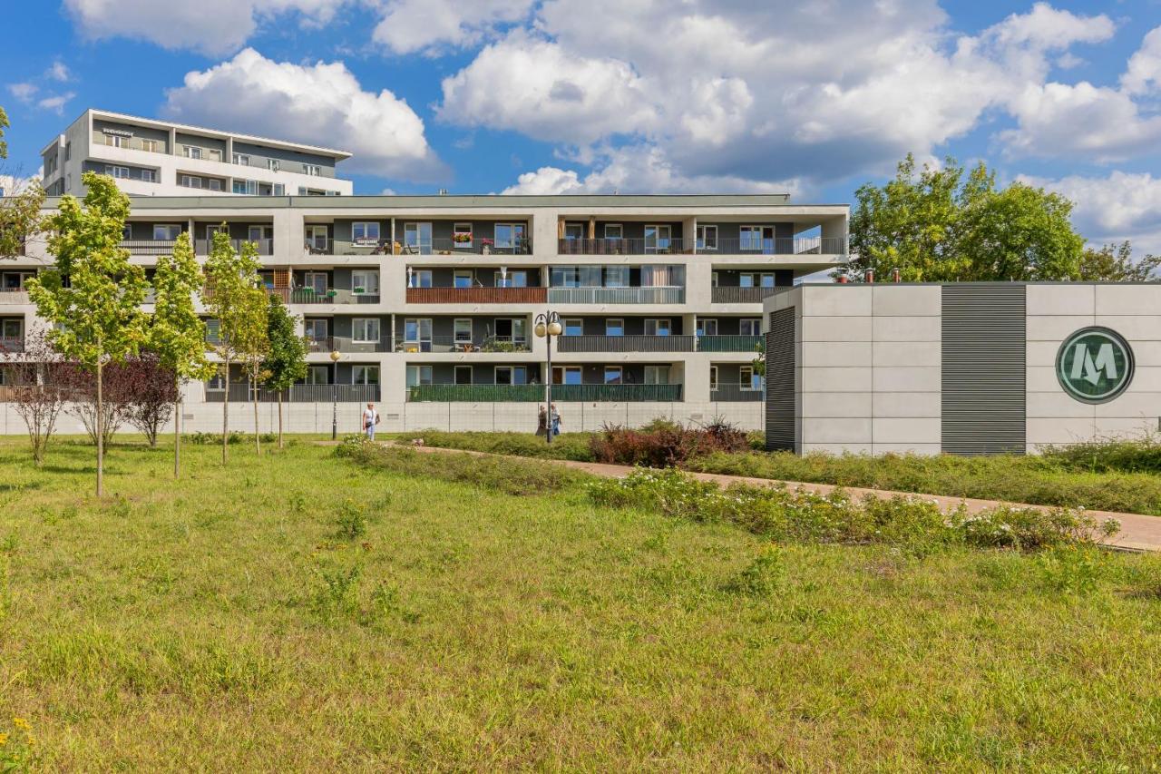 Metro Targówek Spacious Apartment with Parking by Noclegi Renters - Chambres d’hôtes