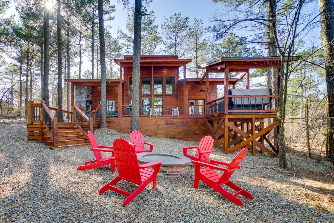 B&B Broken Bow - Sleek Cabin with Hot Tub Near Broken Bow Lake! - Bed and Breakfast Broken Bow