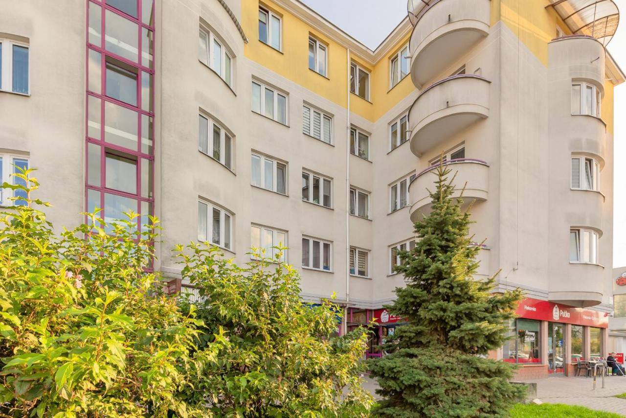 Ursus Spacious Two-bedroom Apartment by Noclegi Renters - Bed and Breakfast