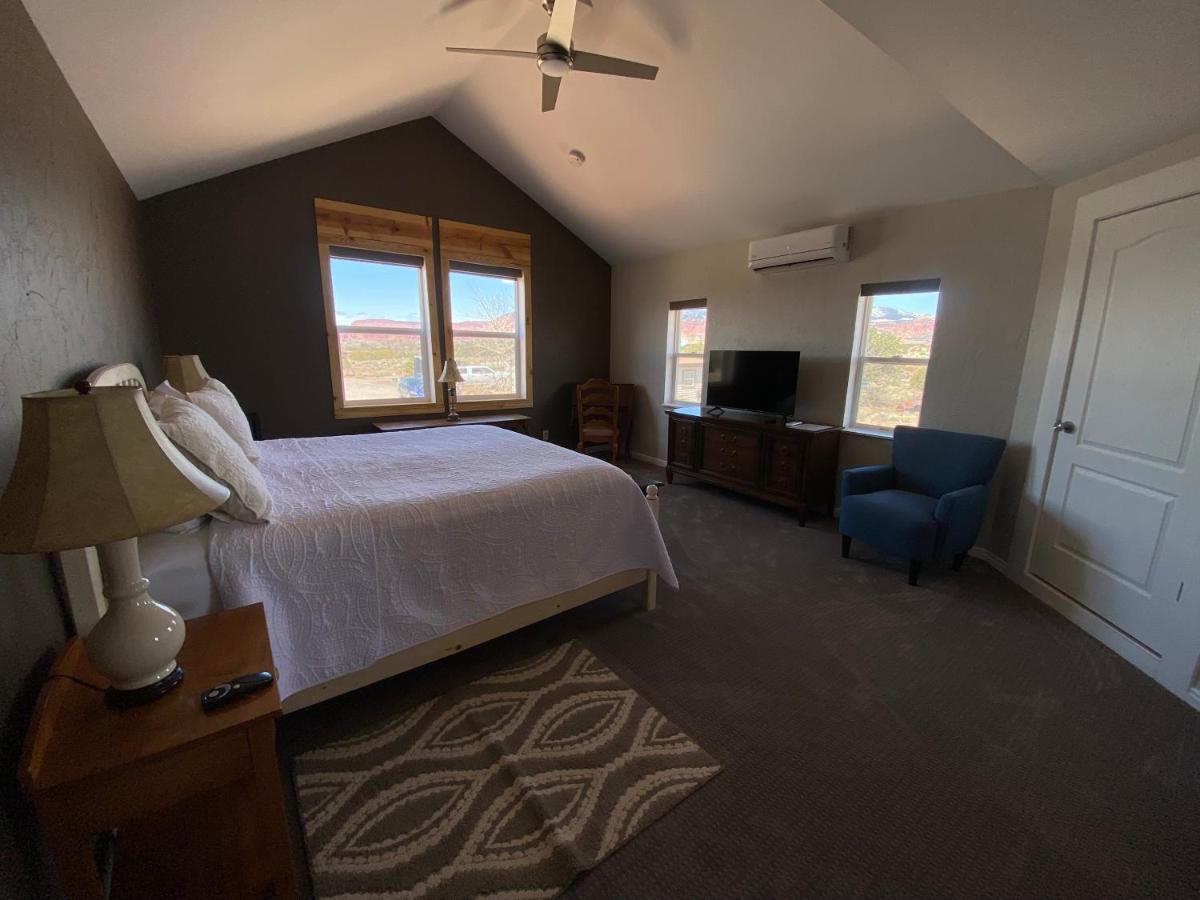 Zimmer mit Kingsize-Bett und Balkon