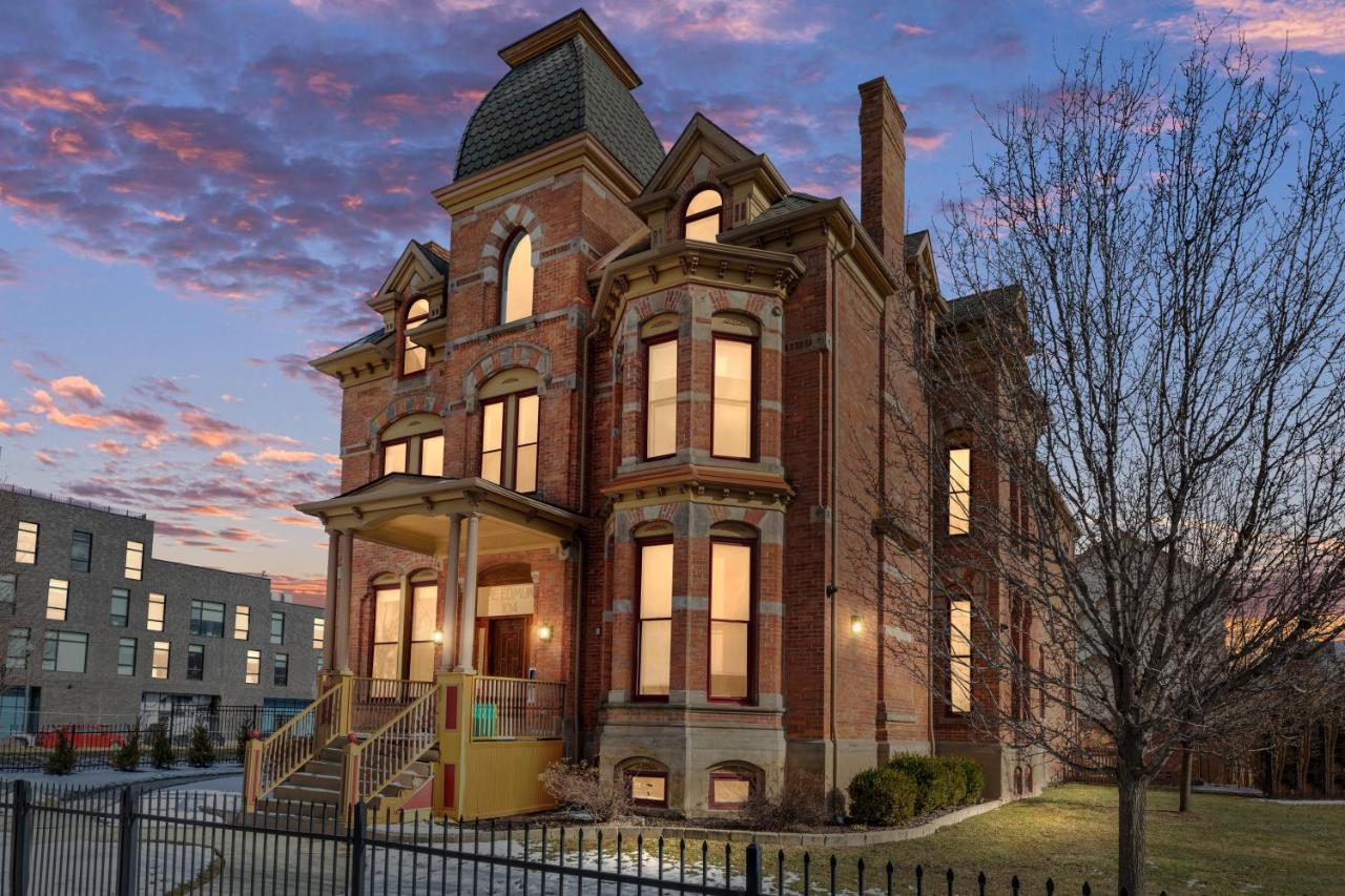 B&B Detroit - The Lumber Baron's Mansion: 2 King Suites, 2.5BA + Gym - Bed and Breakfast Detroit