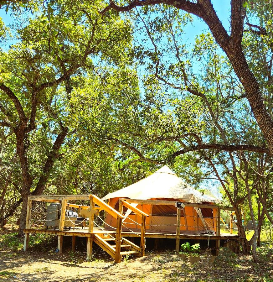 B&B Pipe Creek - Al's Hideaway Glamping Tents - Bed and Breakfast Pipe Creek