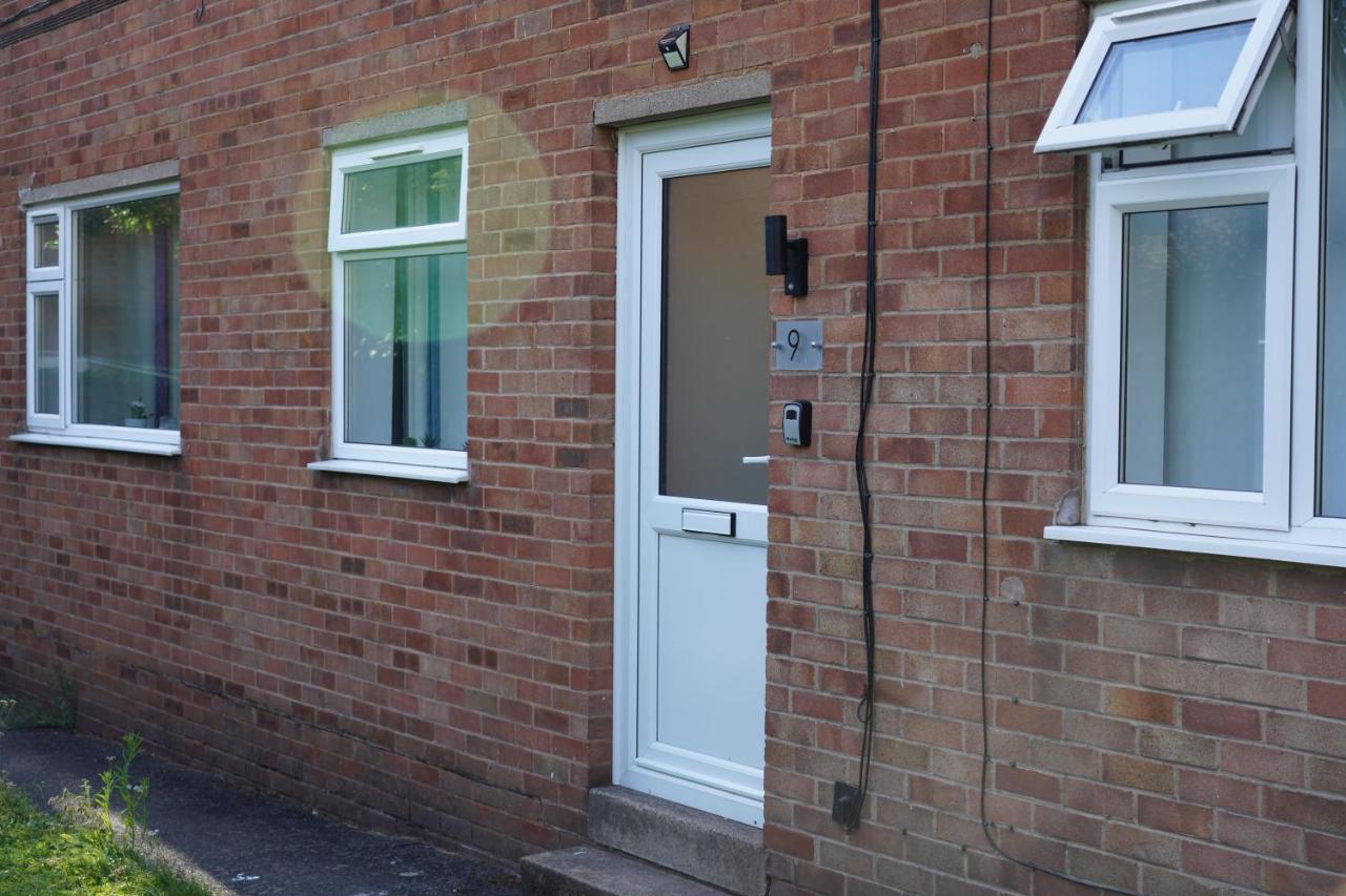 Cosy 2 bed Apartment 1st Floor Business & Leisure Parking and Wifi by Jesswood Properties - B&B