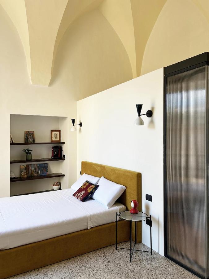 Zimmer mit Kingsize-Bett und Balkon