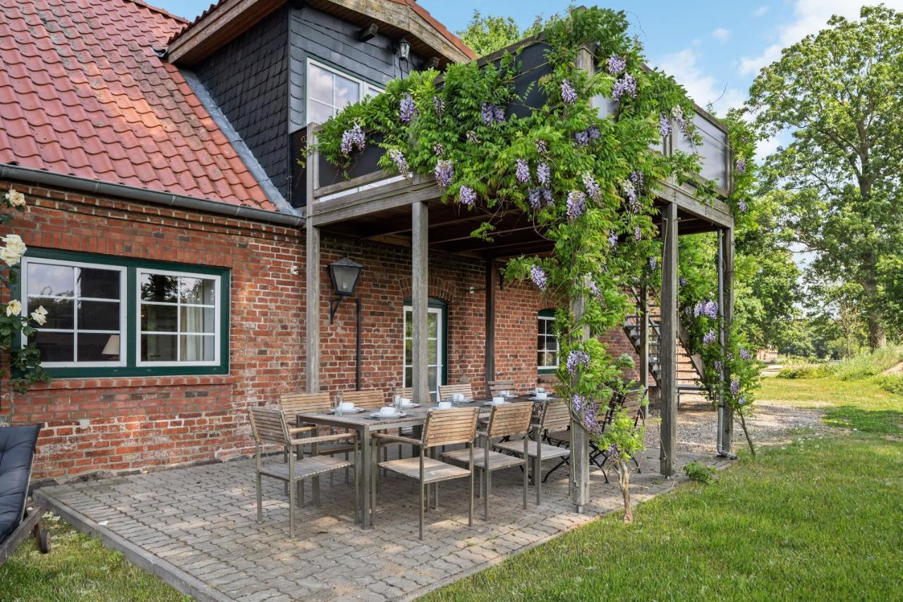 GUT KLETKAMP "Altes Backhaus" - Freistehendes Landhaus mit 7 Schlafzimmern I Kamin I Garten & Terrasse I 15 Min zur Ostsee I Parkplätze I Hundefreundlich I Bar I WLAN - Chambres d'hôtes Kletkamp