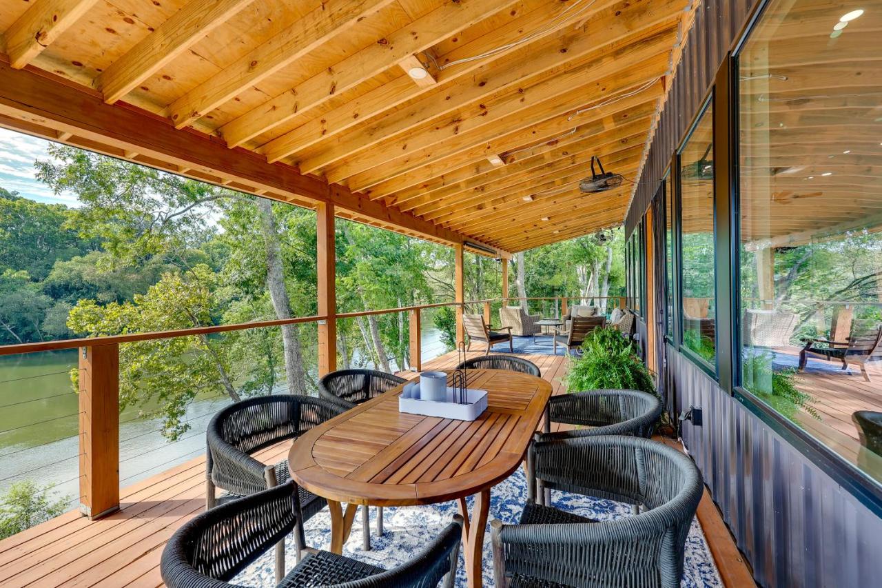 Modern, Riverfront Family House with Balcony and Grill - Ferienwohnung Arkadelphia