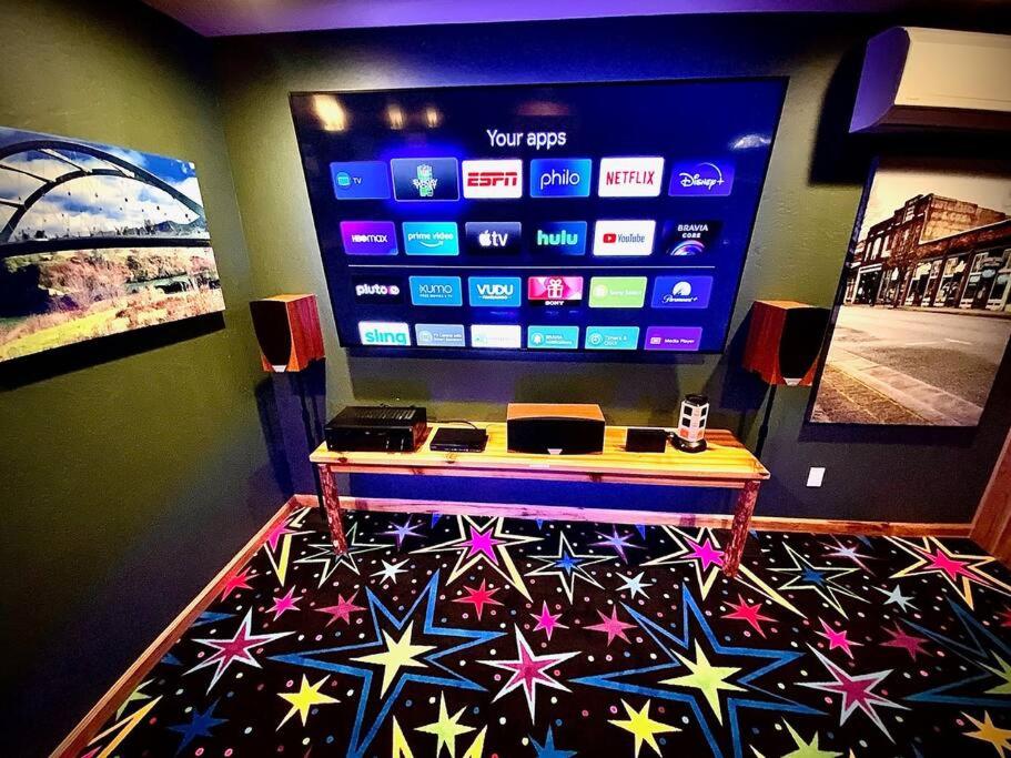 B&B Grants Pass - Cedar A - Home Theater, Gamer Ready! - Bed and Breakfast Grants Pass