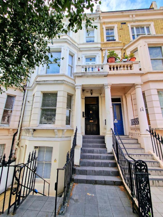 Charming Home with Private Balcony, on 1st floor, with 2 Bathrooms, 3 min walk to Earl's Court Station - B&B