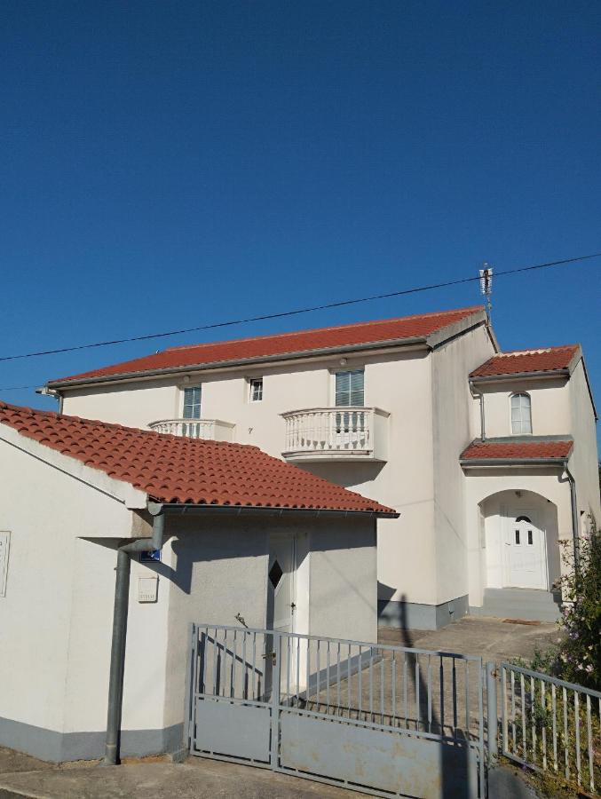 Holiday Apartments Fantina - Chambres d’hôtes Sveti Filip i Jakov
