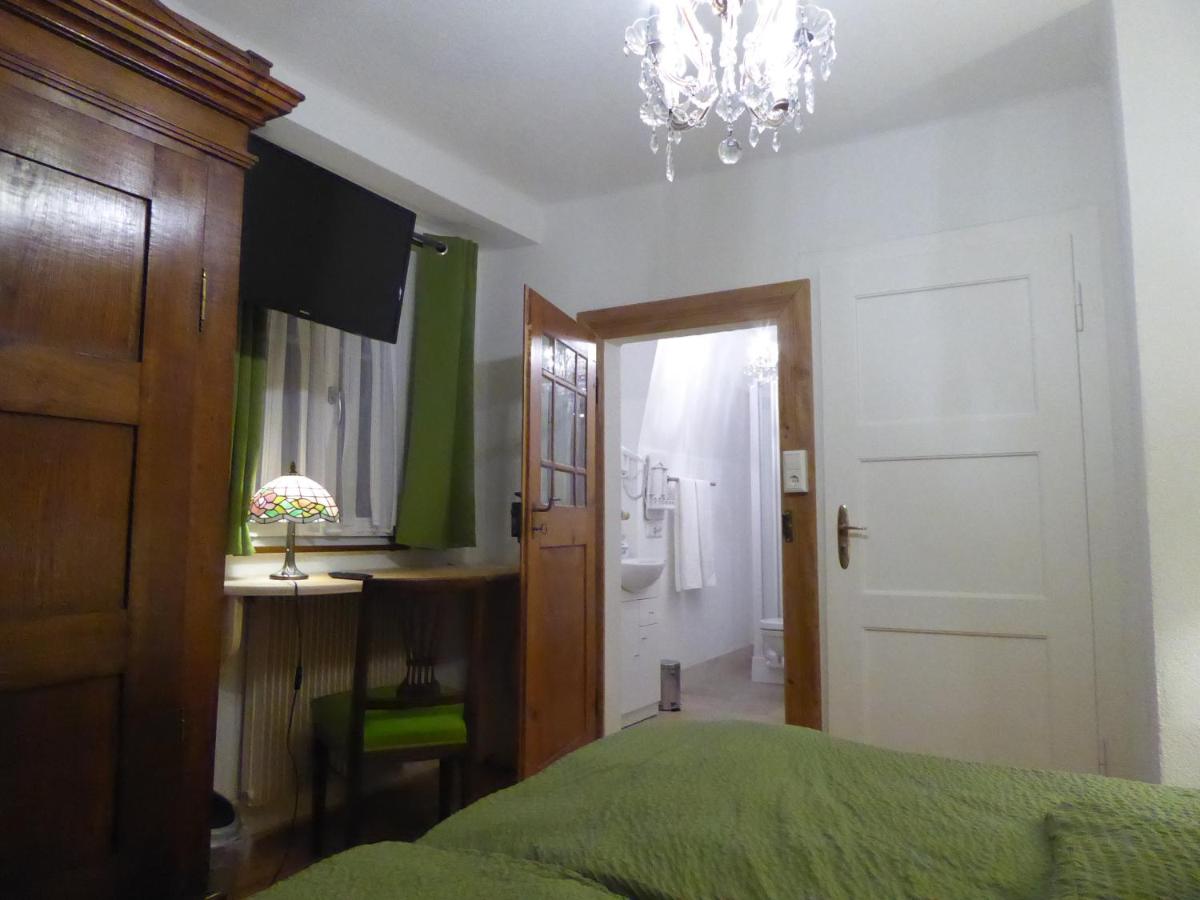 Doppel-/Zweibettzimmer mit Bad