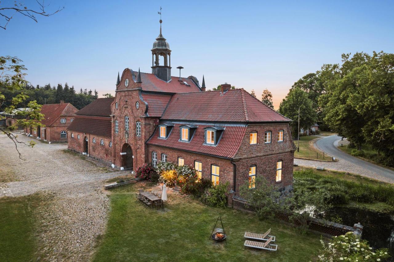 GUT KLETKAMP "Altes Torhaus" - Historisches Ferienhaus mit 5 Schlafzimmern I Kamin I Garten & Terrasse I Seeblick I 15 Min zur Ostsee I Moderne Küche I Hundefreundlich I Parkplätze I WLAN - B&B