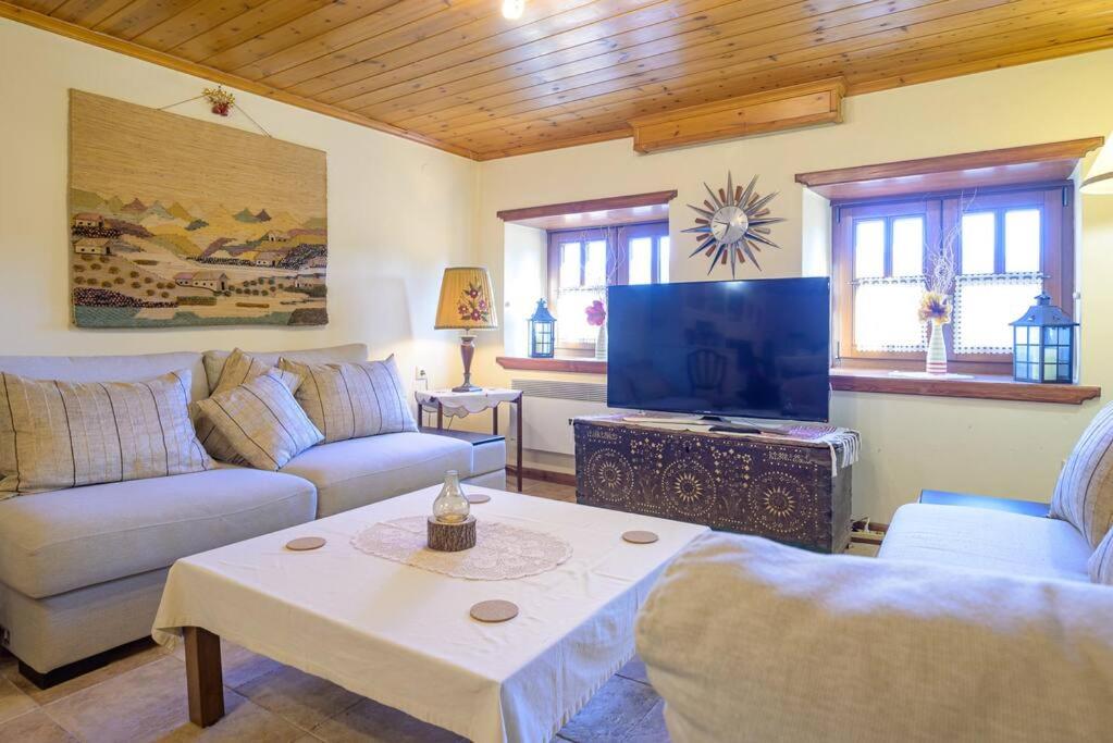 Clio's Stone House - Bed and Breakfast