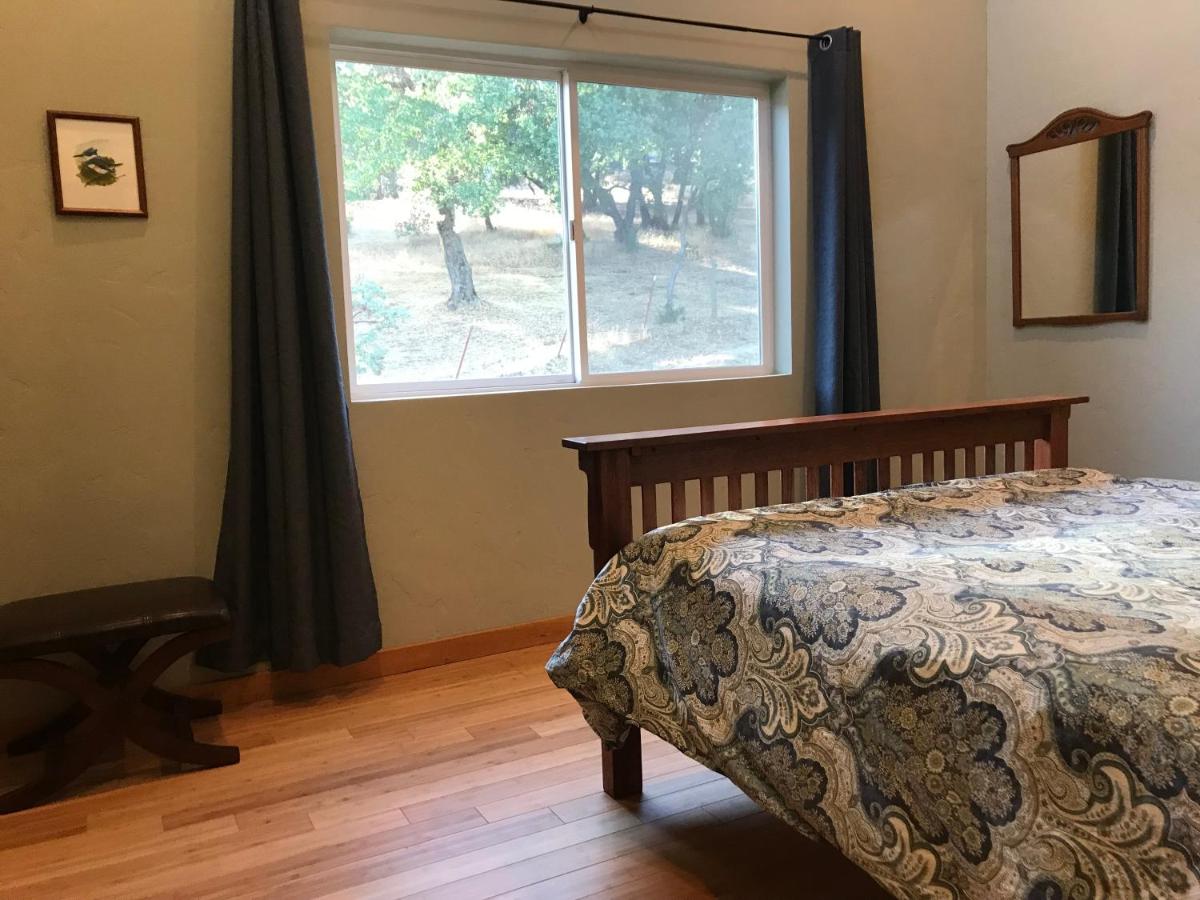 Kamer met Queensize Bed en Gedeelde Badkamer