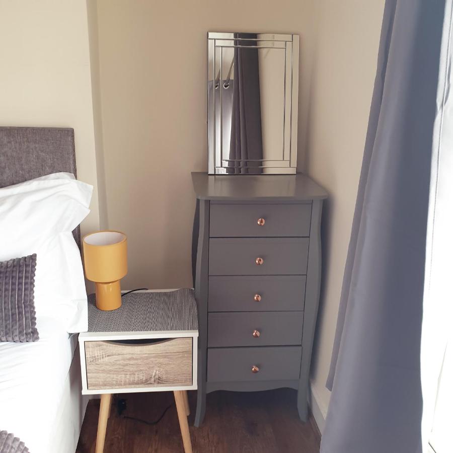 Evo C - 2 Bed Apartment 2 Min Walk to Station - longer stays available - Chambres d’hôtes Gravesend