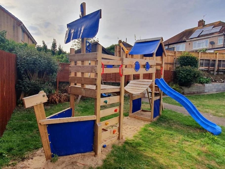 Fabulous family house next to the beach - B&B Nottage