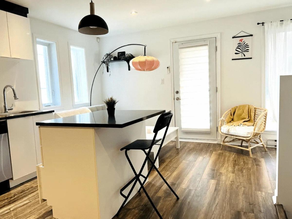 B&B Montreal - Spacious one room in two floors apartment-102 - Bed and Breakfast Montreal