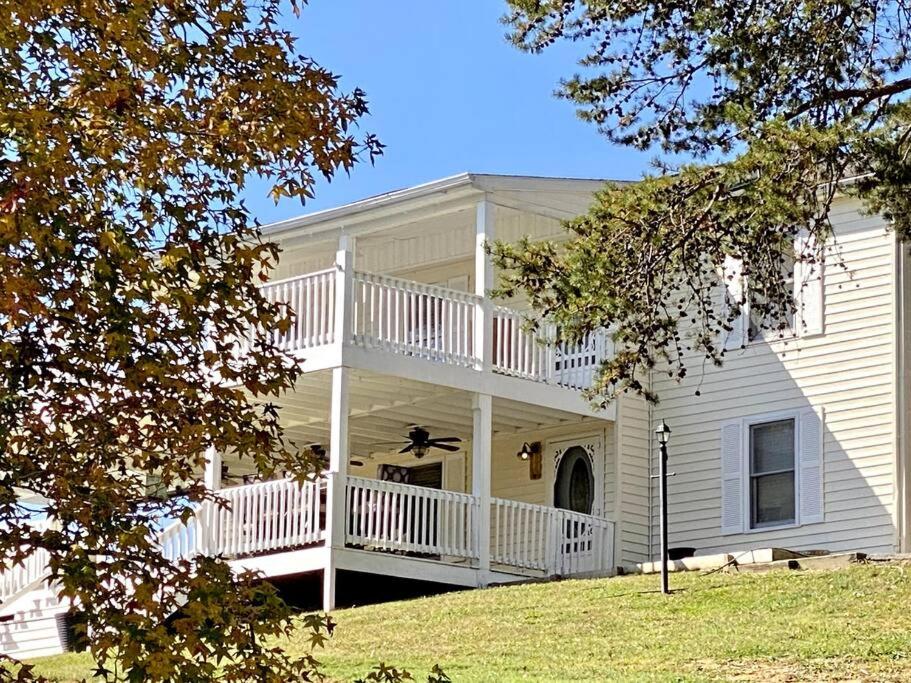 B&B Sevierville - Amazing Smoky Mtn home with pool and lake access! - Bed and Breakfast Sevierville