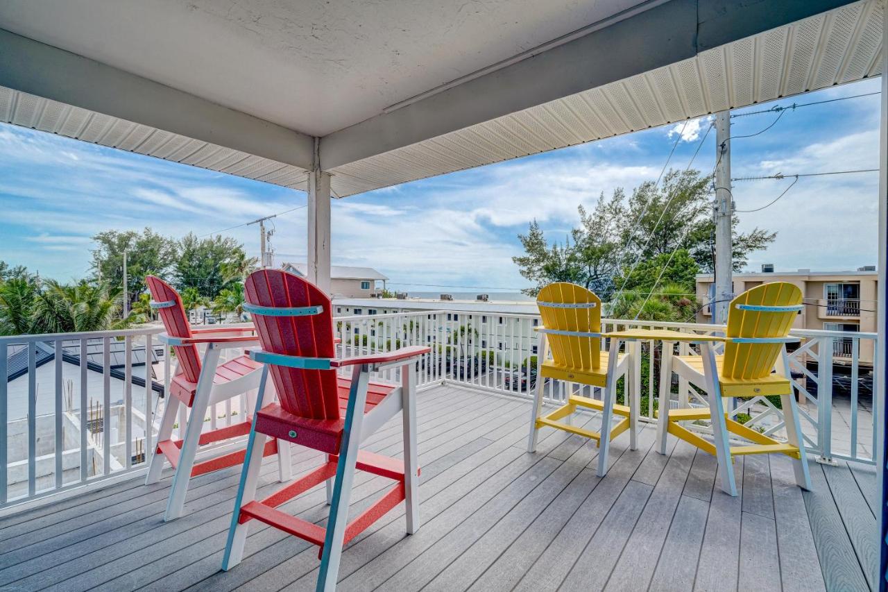 B&B Bradenton Beach - 3 Bedrooms with Gulf Views Unit A Steps Away From Beach villa - Bed and Breakfast Bradenton Beach