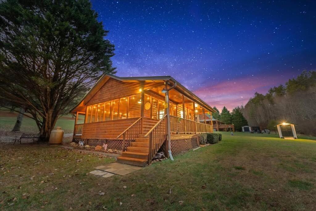 TNT II Creek Front, Hot Tub, Fire Pit - B&B