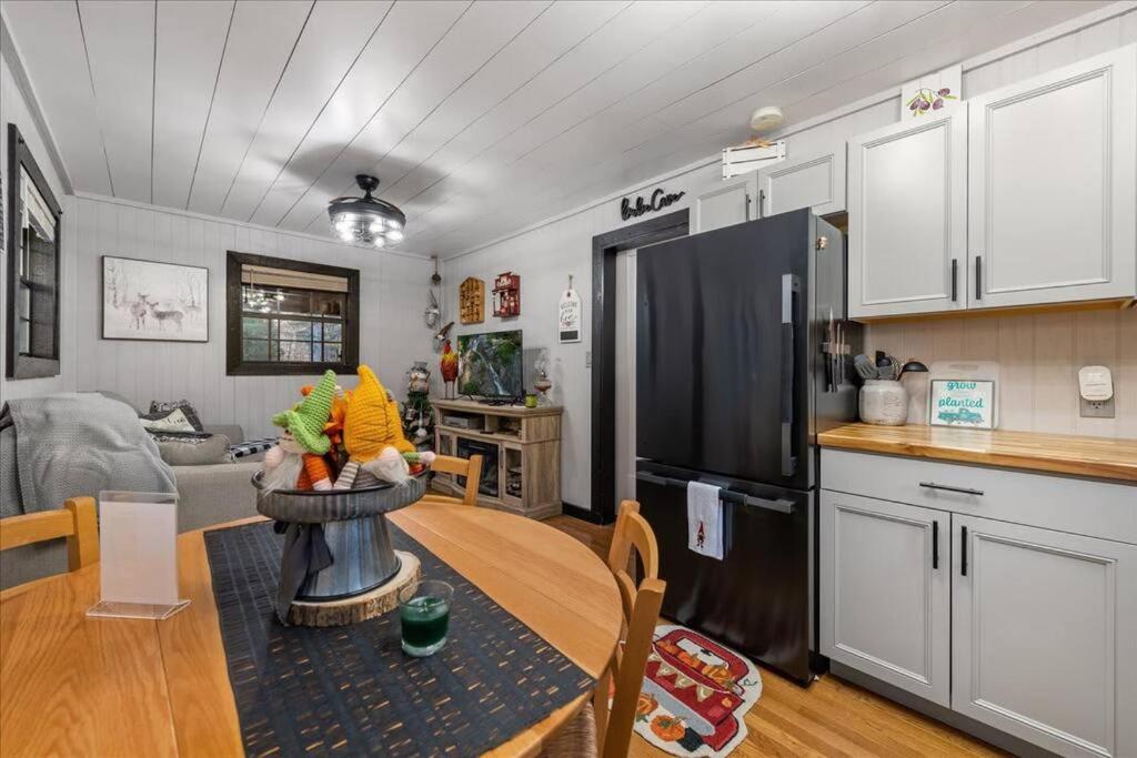 TNT II - Creek Front, Hot Tub, Fire Pit - B&B Suches