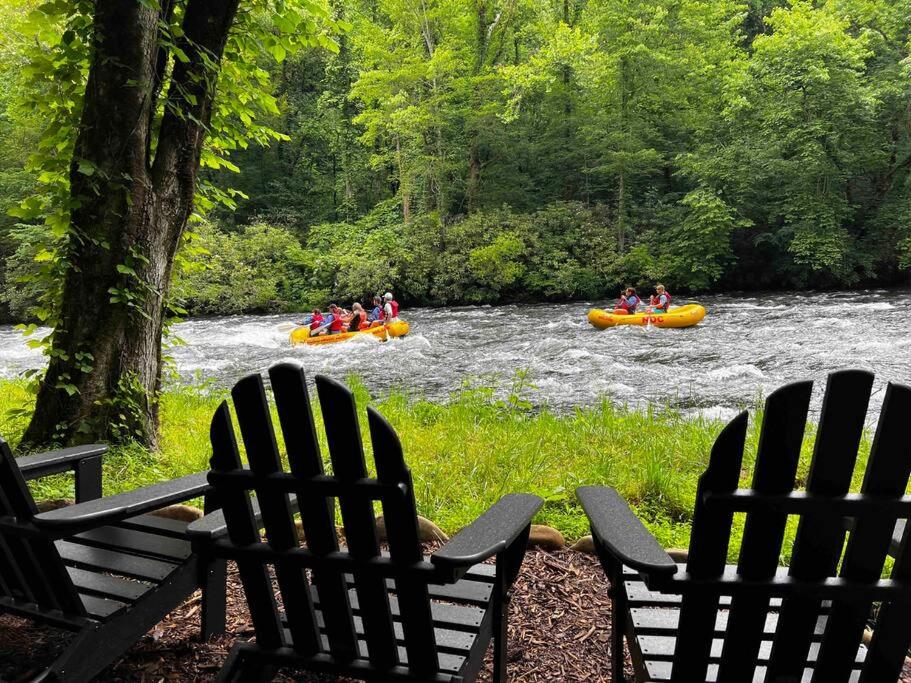 Nantahala River Luxury Escape-on the river! - B&B