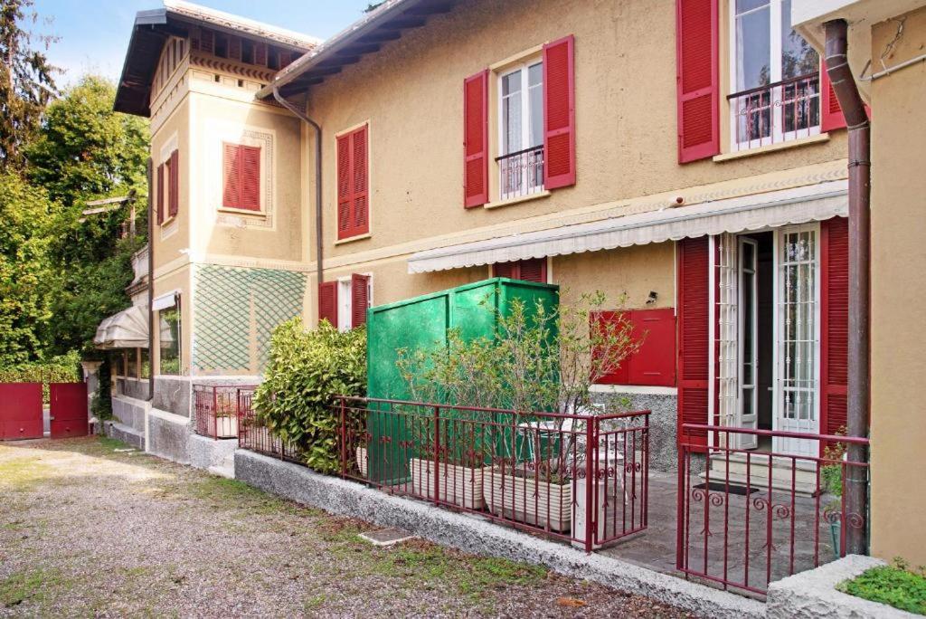 Villa Helios Holiday Home - Centre, Lake, 10' car - Free parking Self check-in Airco - Chambres d'hôtes Varèse