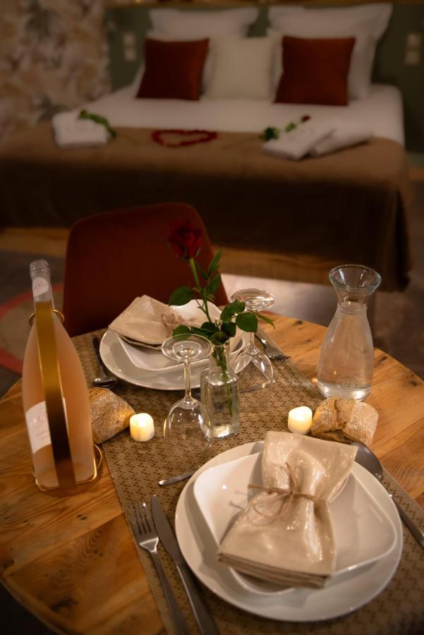 Le Mas aux Amoureux , Suite Romantique et Spa - Bed and Breakfast