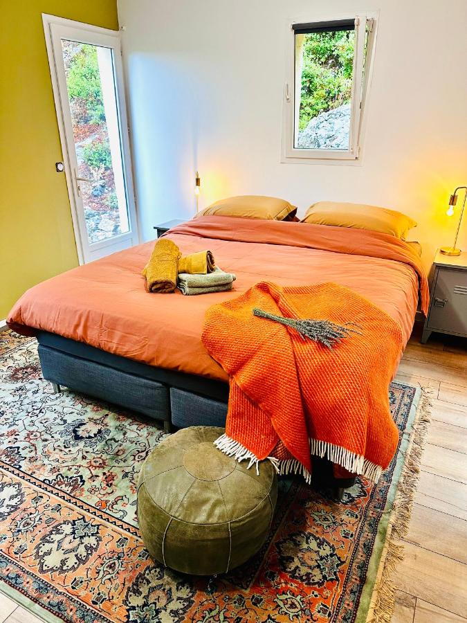 Zimmer mit Kingsize-Bett und Bergblick