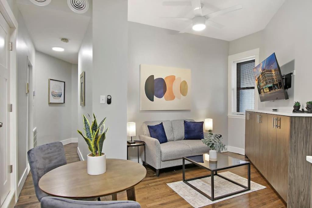 B&B Chicago - Enchanting 1BR Apartment with In-unit Laundry - Central Park M2 - Bed and Breakfast Chicago