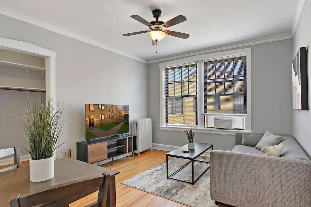 Enchanting 1-Bedroom Lakeview Apartment - Belmont F6 - Chambres d’hôtes