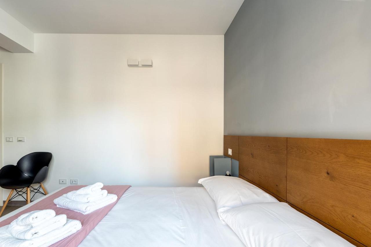 Zimmer mit Kingsize-Bett und Balkon