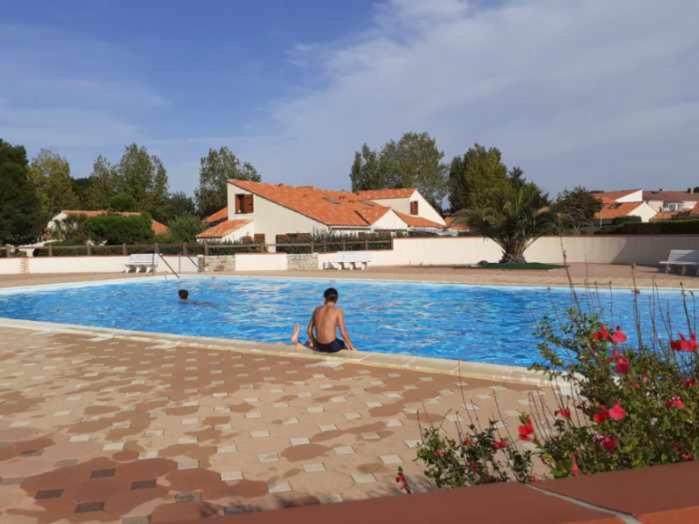 Maison avec piscine commune à 800m de la plage - Chambres d’hôtes