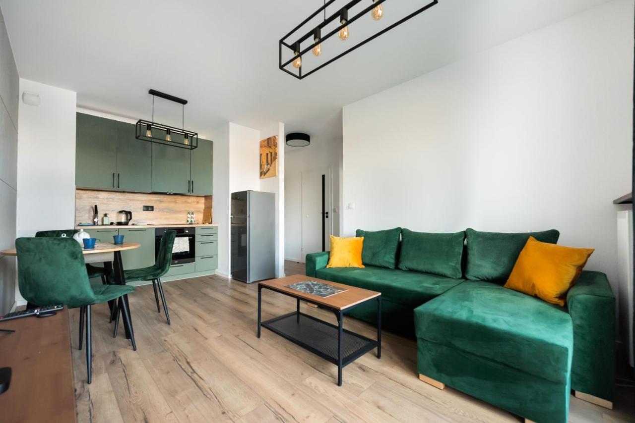 Nova Sfera Green Apartment by BookingHost - B&B Warsaw