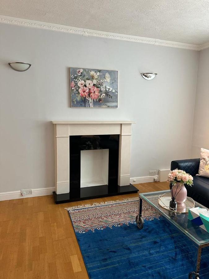 B&B London - Entire flat in heart of Chelsea hosted by Zahra - Bed and Breakfast London