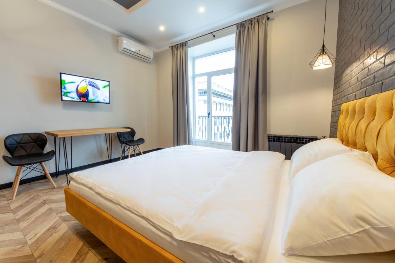 Design Apartment with balcony and city view - Prorizna, 10