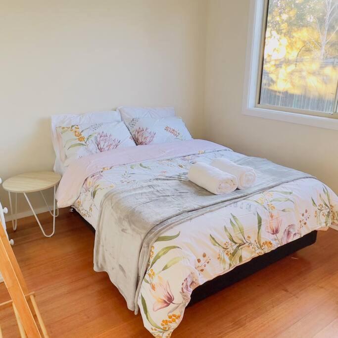 B&B Werribee - Cozy Retreat with 2 Bedrooms, Near Avalon Airport - Bed and Breakfast Werribee