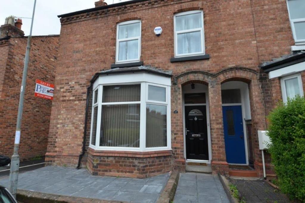 Beautiful 4BR Home near Chester Racecourse - B&B