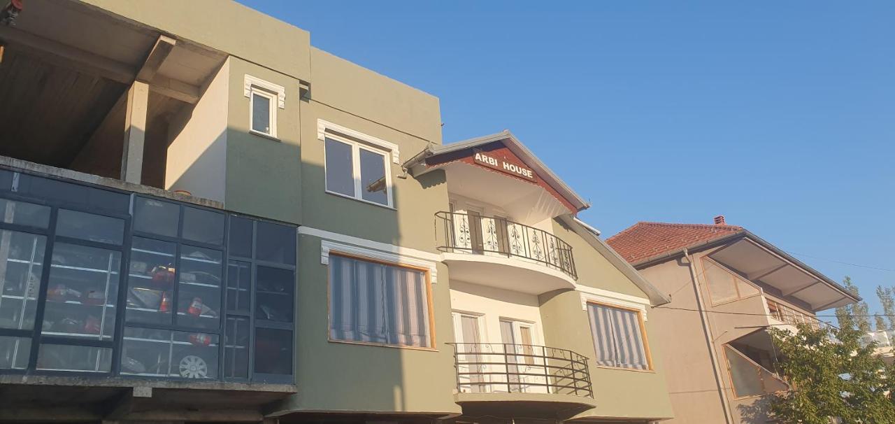 ARBI GUEST House - B&B Kukës