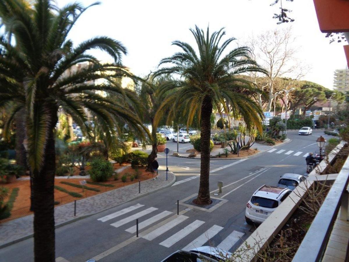 2 pièces climatisé avec terrasse et parking - Centre ville Le Lavandou - FR-1-308-66 - Bed and Breakfast