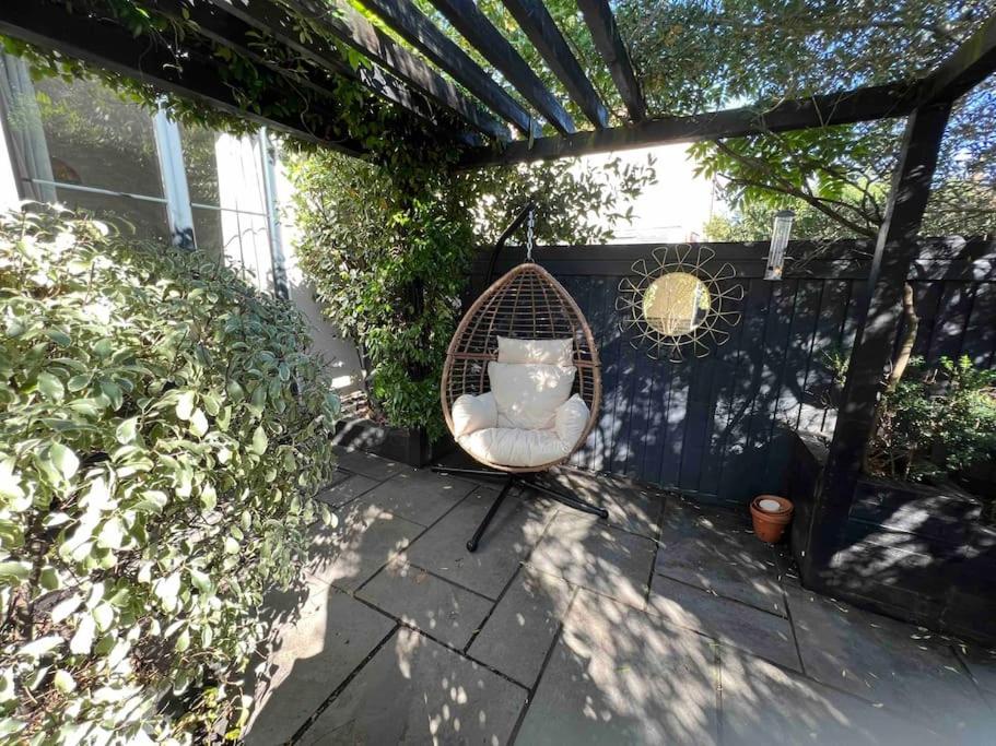 Private garden oasis in central Bristol - B&B