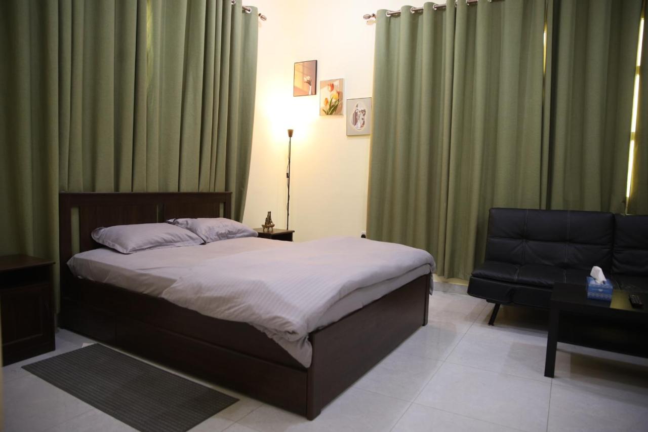 B&B Abu Dabi - Luxury private Studio apartment close to Airport - Bed and Breakfast Abu Dabi