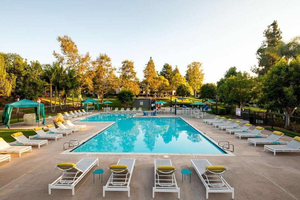Shabby Chic Oceanside King & 2 Queen bed Pool GYM - B&B
