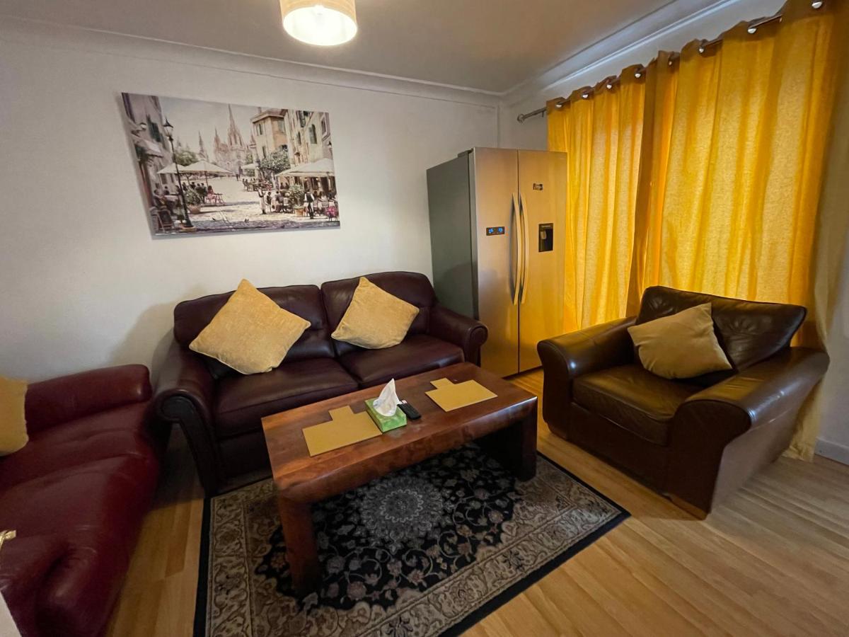 B&B Cardiff - Holiday Home Cardiff City Sleeps 7 - Bed and Breakfast Cardiff