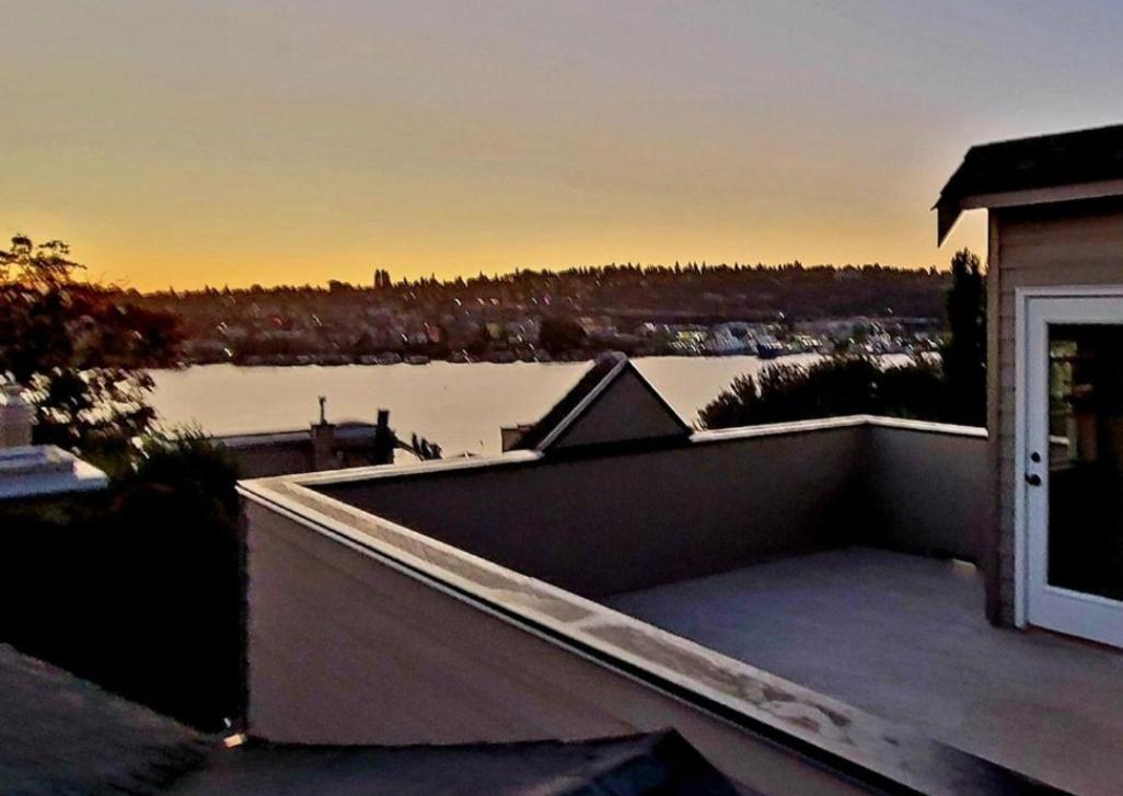 B&B Seattle - 4 Story Lakeside Home In Heart of Lake Union - Queen Anne Neighborhood - Bed and Breakfast Seattle