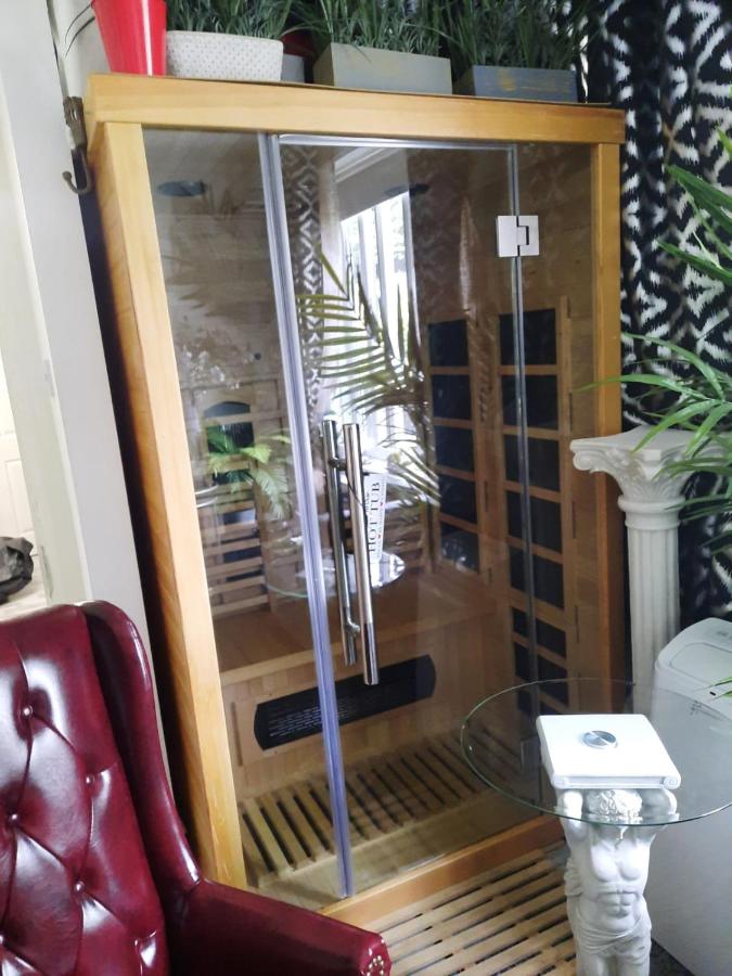 Lili -lovely 2 rooms studio in Wembley Stadium - B&B London