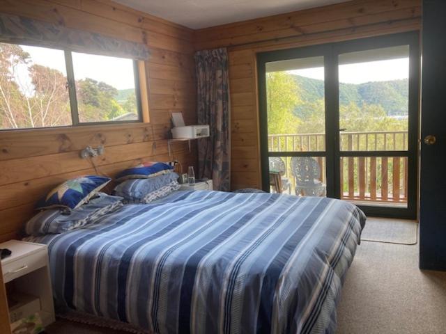 Waikawa Bay bach with spectacular views - B&B