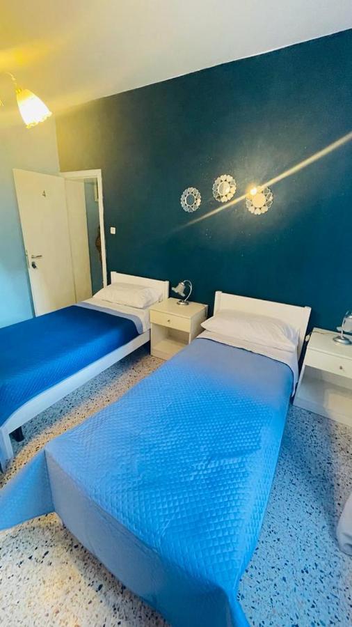 Camera Doppia con Letti Singoli e Bagno in Comune