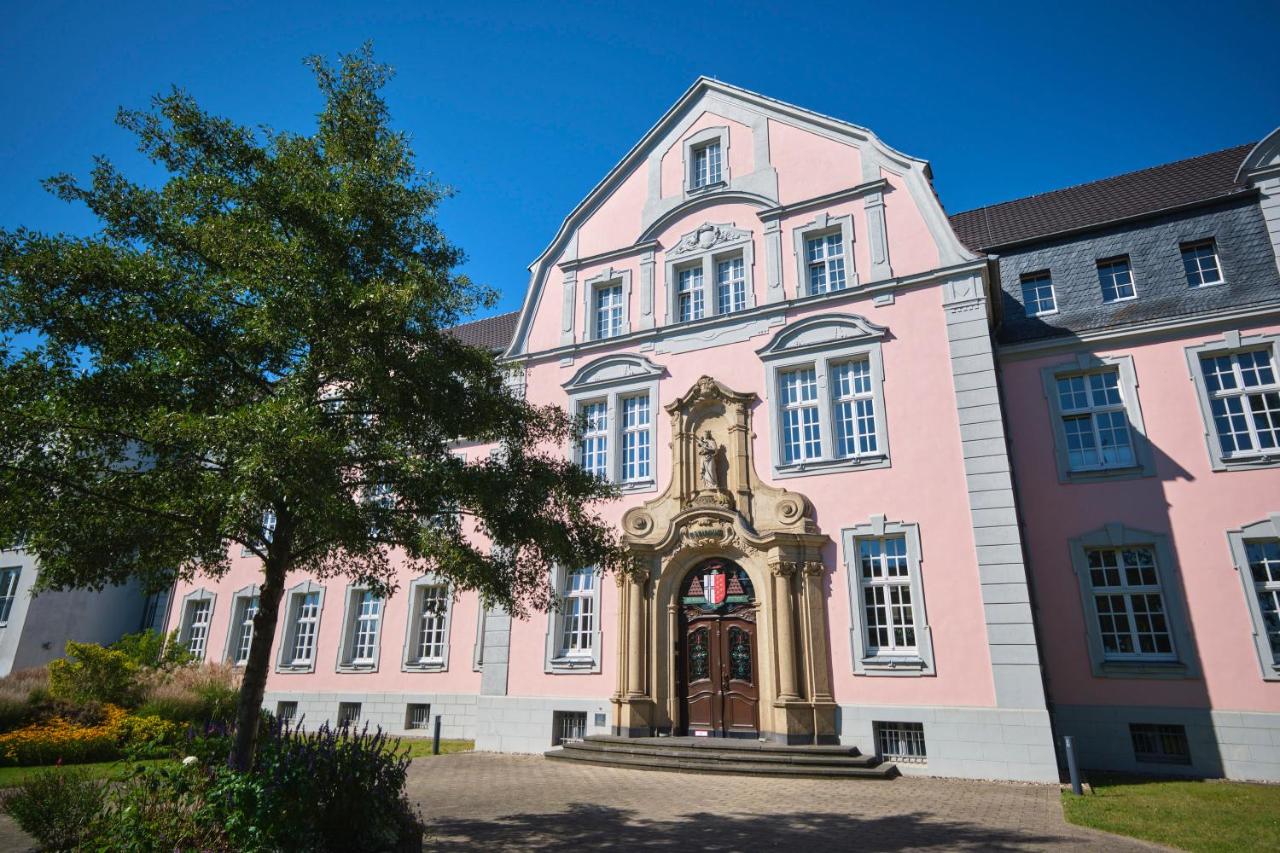 B&B Neuss - Historisches Deluxe Apartment im Marianum - Bed and Breakfast Neuss