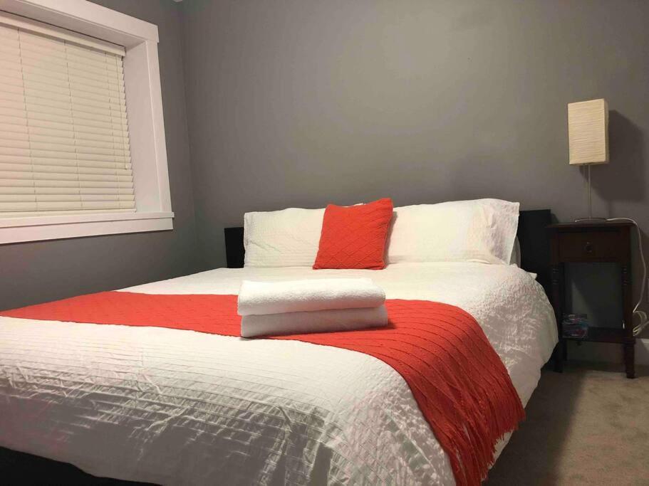 B&B White Rock - New 2 bedroom suite close US Border & White Rock - Bed and Breakfast White Rock